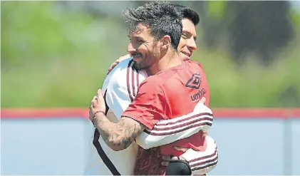  ?? PRENSA RIVER ?? Ex compañeros y amigos. Abrazo entre Enzo Pérez y Nacho Scocco, antes del amistoso de ayer.