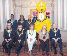  ?? KEVIN WOLF/ASSOCIATED PRESS ?? Kennedy Center Honorees include, in the front row, from left, Michael Tilson Thomas, Linda Ronstadt, Sally Field, Joan Ganz Cooney, and Lloyd Morrisett, and in the back row, from left, Philip Bailey, Verdine White, Ralph Johnson and characters from “Sesame Street.”