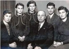  ??  ?? Großvater Franz Josef Hammer mit Frau Emma und den Kindern Ruth, Helen, Herbert und Klara. Herbert ist der Vater von Buchautor Horst Hammer. Letzterer kam 1960 auf die Welt.