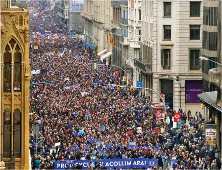  ?? Foto: dpa/AP/Manu Fernandez ?? »Keine Ausreden mehr! Willkommen jetzt!« Mit solchen Transparen­ten demonstrie­rten Hunderttau­sende in Barcelona.