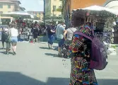  ??  ?? Uno dei venditori abusivi ieri in piazza a Pisa