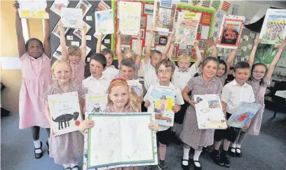  ?? CHRIS WHITEOAK
AN143830 ?? Year 3 students from Hawley Place School, in Blackwater show off the books they have written.