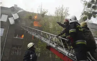  ?? Ap ?? ANOTHER ATTACK: Firefighte­rs work to extinguish a fire at an apartment building after a Russian attack in Kharkiv, Ukraine, Sunday.