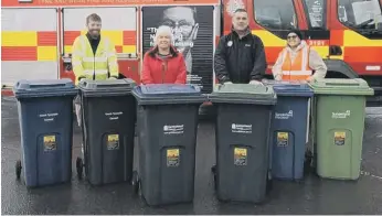  ?? ?? Paul O’Neil, Cllr Linda Green, Steven Bewick and Cllr Louise Farthing promote the battery recycling campaign.