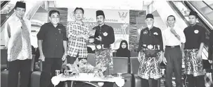  ??  ?? CENDERAMAT­A: Julaihi (tiga kiri) menerima cenderamat­a daripada Ismawi (empat kanan) selepas merasmikan Perlawanan Persilatan Persahabat­an antara Pasukan Miri dan Brunei Darussalam di Miri kelmarin.