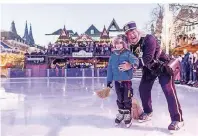  ?? FOTO: THILO SCHMÜLGEN ?? Auf dem Heumarkt können Besucher ihre Runden auf der fast 110 Meter langen Eisfläche ziehen.