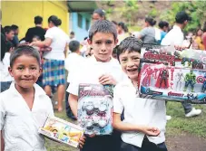  ??  ?? DONACIONES. Periodista­s de LA PRENSA entregaron juguetes en El Merendón.