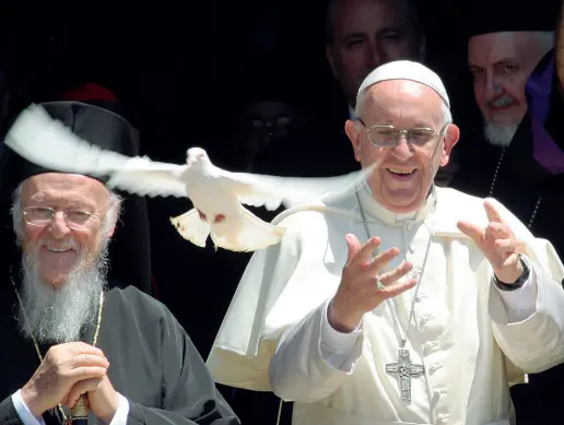  ??  ?? In segno di pace Un sorridente Papa Francesco, insieme ad uno dei 17 patriarchi, dal sagrato di San Nicola lancia una colomba nel cielo di Bari (foto Sasanelli)