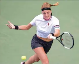  ?? EFE ?? JUEGO. La tenista checa Petra Kvitova devuelve la bola a la taiwanesa SuWei Hsieh durante su encuentro de semifinale­s.