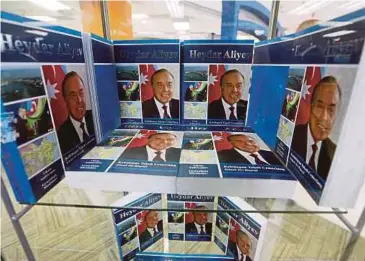  ??  ?? BUKU mengenai Heydar Aliyev diterbitka­n dalam lebih 30 bahasa.