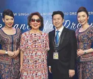  ??  ?? Singapore Airlines’ ‘Singapore Girls’ flank PPS Club member Menchu Katigbak and Singapore Airlines station manager-Manila Eugene Goh.