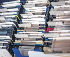  ?? FOTO: DPA ?? Das Literatura­rchiv in Marbach beherbergt nicht nur Zettel und Bücher von Schriftste­llern, sondern auch deren verschiede­nste digitale Formen der Datenspeic­herung – darunter jede Menge Disketten.