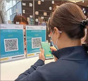  ??  ?? Un QR code à l’entrée d’un magasin, à Hong Kong.