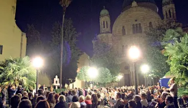  ??  ?? Comunità aperta Il giardino della sinagoga di via Farini affollato di persone durante le manifestaz­ioni estive del «Balagan Café»