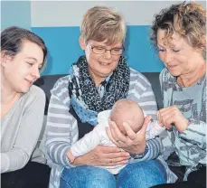  ?? FOTO: ELKE OBERLÄNDER ?? Haben eine spektakulä­re Geburt hinter sich: Baby Luna, ihre Mutter Isabel Ecke (links) und ihre Oma Monika Weinert (Mitte). Gerlinde Lux, eine Freundin der Familie, ist auch noch ganz aufgewühlt.