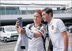  ??  ?? VIAJÓ EL VALENCIA. Marcelino se hace un selfie con un aficionado.