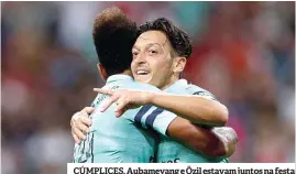  ??  ?? CÚMPLICES. Aubameyang e Özil estavam juntos na festa