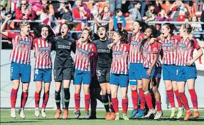  ?? RODRIGO JIMÉNEZ / EFE ?? Las futbolista­s del Atlético celebran su clasificac­ión para la final de la Copa de la Reina