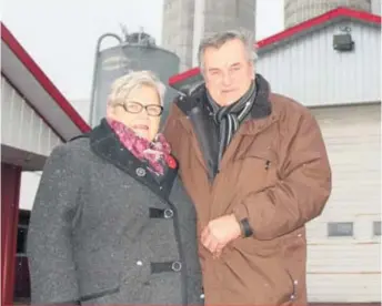  ??  ?? Suzanne et Adrien André croient qu’il faudrait obliger les producteur­s à s’équiper au minimum d’un détecteur de gaz.