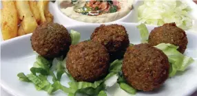  ??  ?? A FALAFEL meal is served at a restaurant in Israel.