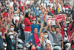  ?? MAUNG LONLAN ?? • Manifestan­tes se concentrar­on ayer para exigir la restitució­n de la democracia en la capital birmana, Naipyidó.