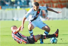  ??  ?? Paulinho, do Vasco, disputa lance com Marcos Guilherme, do São Paulo