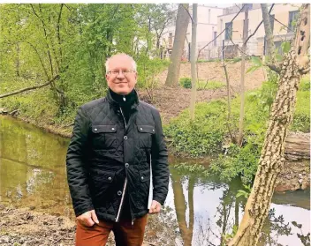  ?? RP-FOTO: MARC INGEL ?? Waldemar Fröhlich sorgt sich um die Schwarzbac­haue. Anwohner betrachten den Grünstreif­en zwischen Gärten und Fluss offenbar teilweise als ihr Eigentum.