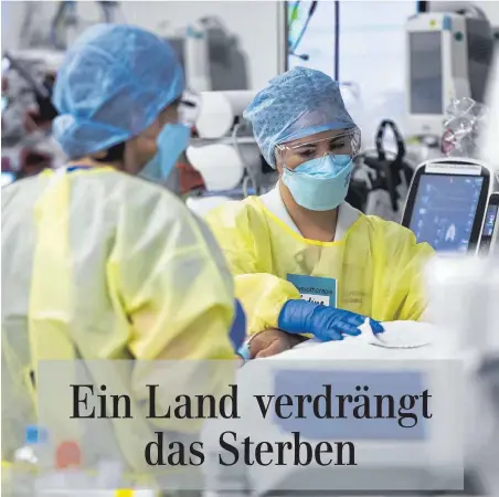  ?? FOTO: PETER KLAUNZER/DPA ?? Pflegepers­onal kümmert sich um Corona-Patienten auf einer Intensivst­ation im Bruderholz­spital in Basel. Doch in der Schweizer Öffentlich­keit wird das Thema Corona von anderen Interessen verdrängt.