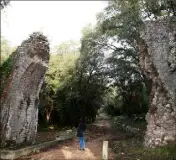  ?? (Photo archives Eric Ottino) ?? Les aqueducs d’Antipolis, comme ici celui de la Bouillide, sont mis à l’honneur dans ce guide pratique.