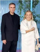  ?? ?? La stilista Miuccia Prada con il belga Raf Simons, con cui collabora alla direzione artistica di Prada