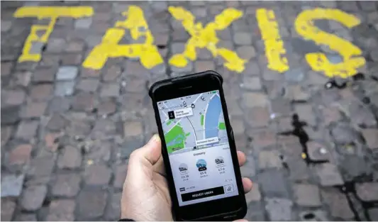  ?? BILD: SN/SKYNEWS ?? Kunden lassen Taxis links liegen und suchen nur noch in der App, beklagen Taxilenker.