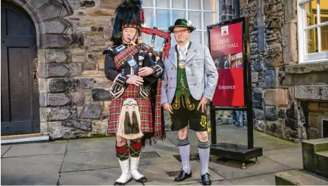  ?? Foto: Wirtschaft­sministeri­um ?? Thomas Mauritz (rechts) macht gerne Geschäfte mit Briten. Da gelte der Handschlag noch etwas, sagt er. Der Bayer hat an der Reise einer Wirtschaft­sdelegatio­n aus dem Frei staat nach Schottland teilgenomm­en. Er trägt gerne Tracht und traf in Edinburgh...