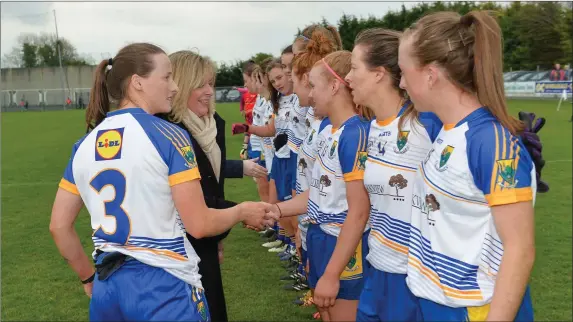  ??  ?? Wicklow captain Sarah Hogan introducin­g her team-mates to Marie Hickey, President of the LGFA and Sorcha Keane, Lidl, before the Division 4 League final.