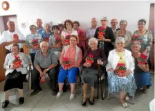  ??  ?? Au club des aînés, tous les anniversai­res se clôturent autour d’un bon repas convivial.