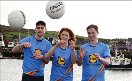  ??  ?? An Daingean and Kerry All-Star Paul Geaney (l to r) with Kerry and Corca Dhuibhne footballer Louise Ni Mhuirchear­taigh keeping their eye on the ball at Dingle Marina ahead of the Lidl Comórtas Peile Páidí Ó Sé 2017.