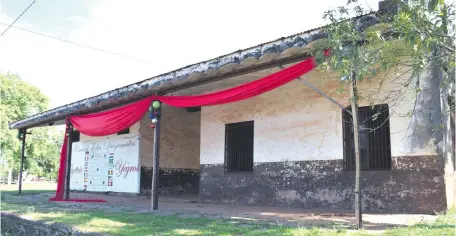  ??  ?? La exestación del tren en el distrito de Yegros necesita de restauraci­ón para convertirs­e en un atractivo turístico.