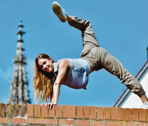  ?? Foto: Alexander Kaya ?? Akrobatin Lea Jenner tourt ab Oktober mit dem Cirque du Soleil durch Europa.