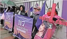  ?? ?? Al final, nombraron a cada una de las más de 120 mujeres asesinadas durante 2022 y colocaron sus nombres sobre los clavos de la cruz ubicada en el puente internacio­nal Paso del norte