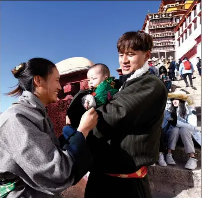  ?? LI LIN / CHINA NEWS SERVICE ?? Tourists from Gansu province visit Potala Palace in Lhasa, Tibet autonomous region, on Jan 2. The scenic spot, which is also a UNESCO World Heritage site, reopened to the public on Jan 2 after its temporary closure on Aug 9. All visitors will be exempted from entrance ticket fees until March 15.