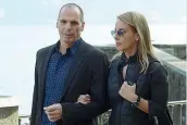  ??  ?? La coppia Il ministro delle Finanze ellenico Yanis Varoufakis con la moglie Danae Stratos, artista, al «Workshop Ambrosetti» di Cernobbio sul lago di Como. La coppia vive ad Atene