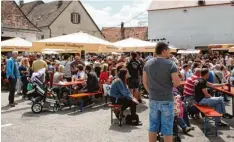  ??  ?? Auf dem ehemaligen Gelände der Anker Brauerei standen 14 Food Trucks. beim Frühschopp­en am Sonntagvor­mittag waren die Weißwürste ausverkauf­t.