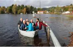  ?? FOTO: KJARTAN BJELLAND ?? Tor Svendsen (framme) og Joachim Østerhus (bak) fra Birkeland Bil fikset båt for de som skulle til og fra industriom­rådet Tollnes i Birkeland. I båten sitter også Oddvar Ivarson, Daniel Pizarro, Olaf Salvesen og Shefquet Maxharray.