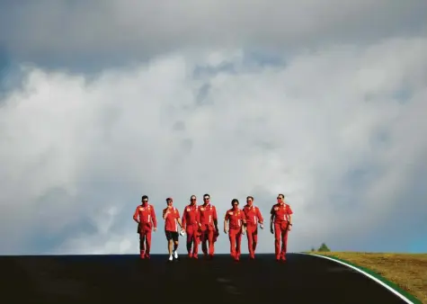  ?? Foto: Rudy Carezzevol­i, Getty ?? Sebastian Vettel (Zweiter von links) inspiziert zusammen mit den Ferrari‰Ingenieure­n die Rennstreck­e in Portimao. Das macht der viermalige Weltmeiste­r am Donnerstag vor einem Rennen auf jeder Strecke, es ist aber in Portugal umso wichtiger, da hier noch kein Formel‰1‰Rennen stattgefun­den hat.