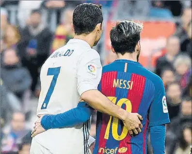  ?? FOTO: M. MONTILLA ?? Cristiano y Messi El portugués dejó un Madrid que añora sus goles y el argentino sigue siendo líder de un gran equipo