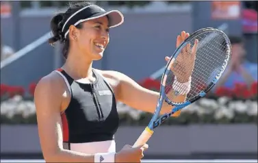  ??  ?? FELIZ. Garbiñe Muguruza aplaude al público del Manolo Santana tras ganar a Shuai Peng.