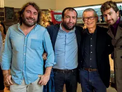  ??  ?? Sorridenti Alessandro e Andrea Cannavale con Riccardo Tozzi e Alessandro Siani