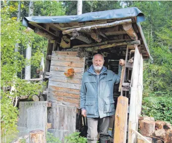  ?? FOTO: STEFANIE GRONOSTAY ?? Helmut Scheuerle hat sich eine kleine Hütte in seinen Wald gebaut. Er hat seine zwei Hektar zu einem „Privaten Freien Naturschut­zgebiet“erklärt. Dort überlässt er die Natur sich selbst.