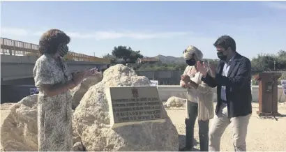  ??  ?? ( L- R) María Gómez, Antonia Moreno and Carlos Mazón reveal the monument