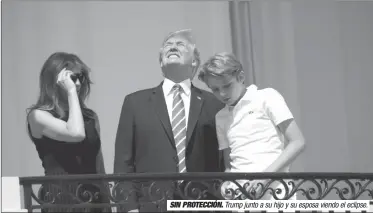  ??  ?? SIN PROTECCIÓN. Trump junto a su hijo y su esposa viendo el eclipse.