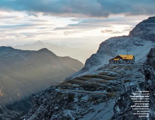  ??  ?? Il rifugio Quinto Alpini, nel cuore del Parco Nazionale dello Stelvio, a 2.877 metri d’altitudine e fra levette del gruppo dell’Ortles-Cevedale. È punto di partenzape­r escursioni con avviciname­ntoal ghiacciaio.